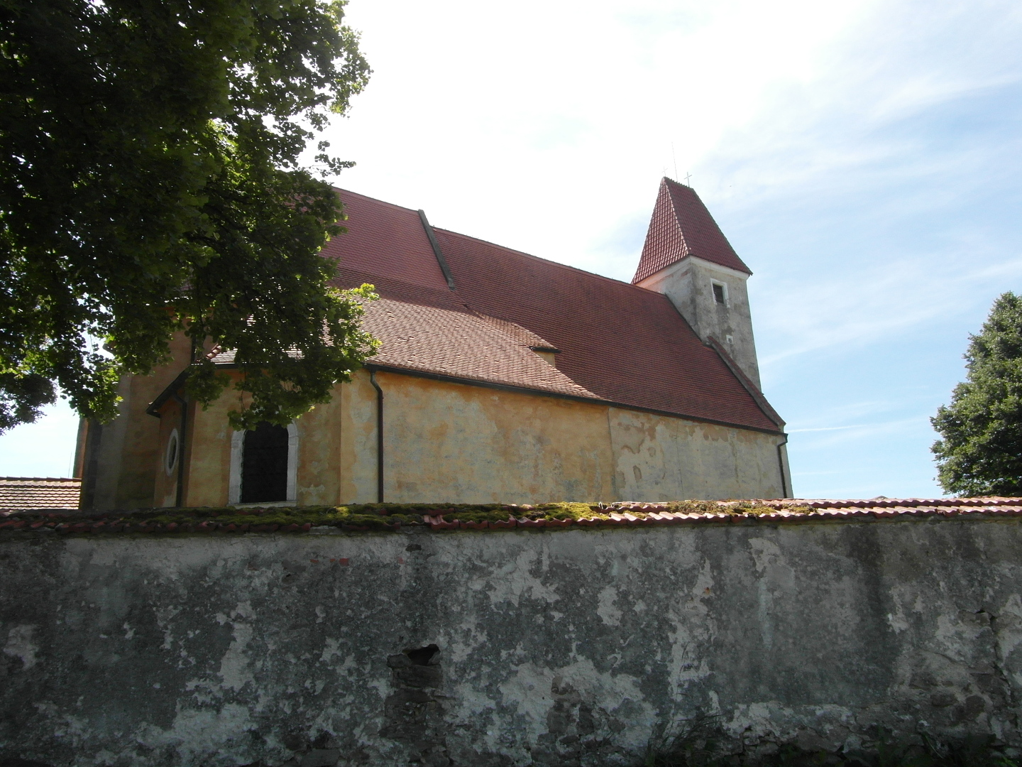 Na fotografii z vletu je 
  v poped lo kostela. Za n se nachz v. Velmi opadvajc omtka m okrovou 
  barvu. Znanou st doln sti fotografie zabr ze hbitova. V tomto mst je 
  ble omtnut.