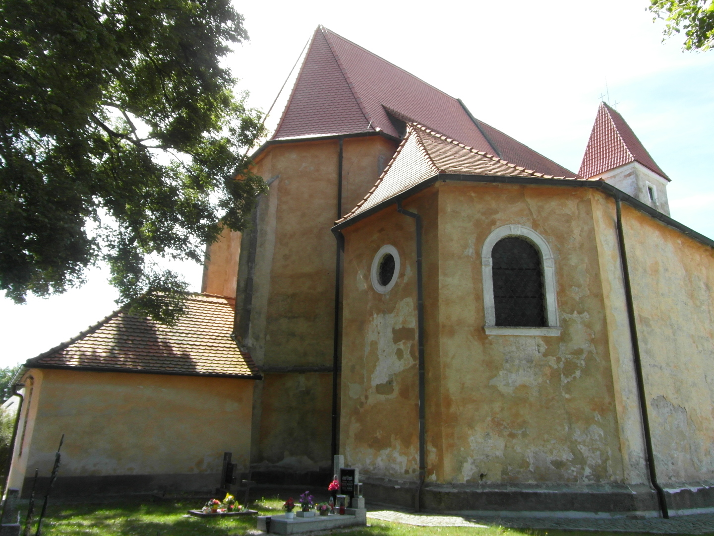 Na fotografii z vletu je 
  v poped kaple, sakristie, a lo kostela. Za n se nachz v. Velmi opadvajc 
  omtka m okrovou barvu.